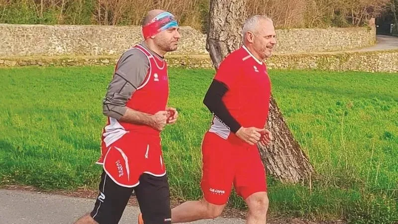 Due atleti di Base Running in maglia rossa durante un allenamento