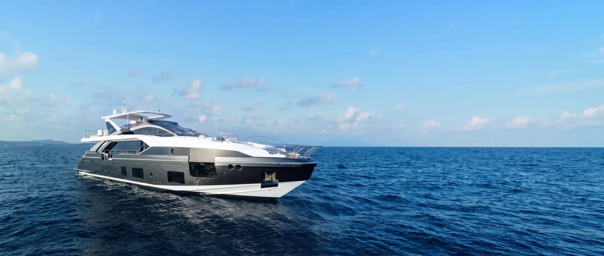 Yacht in navigazione, uno dei settori per cui CSA costruisce box doccia