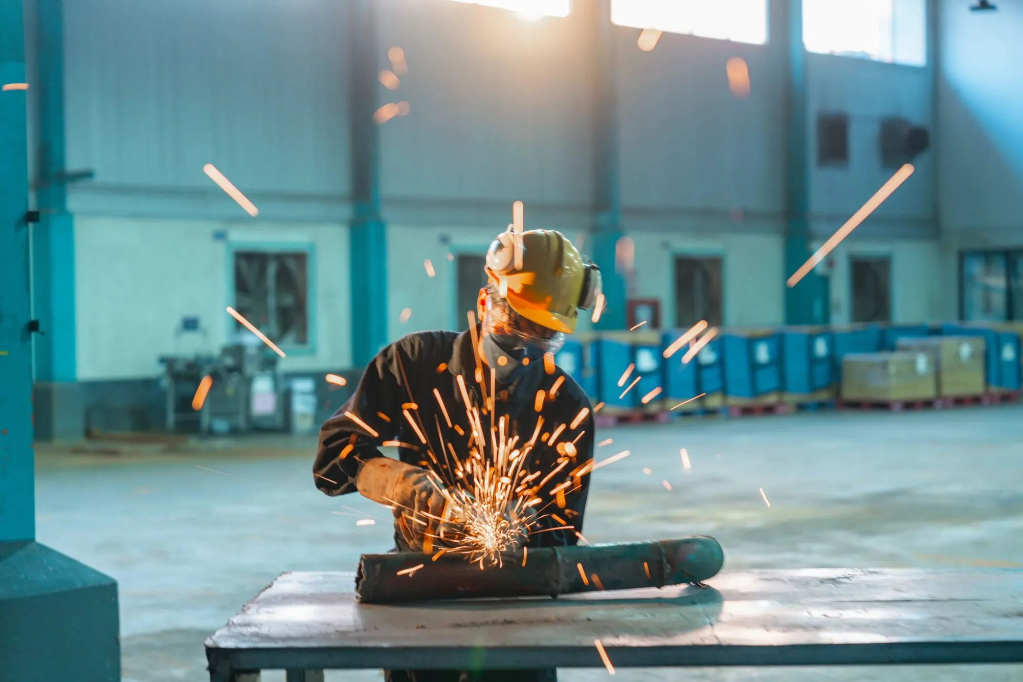 Saldatore al lavoro in uno stabilimento