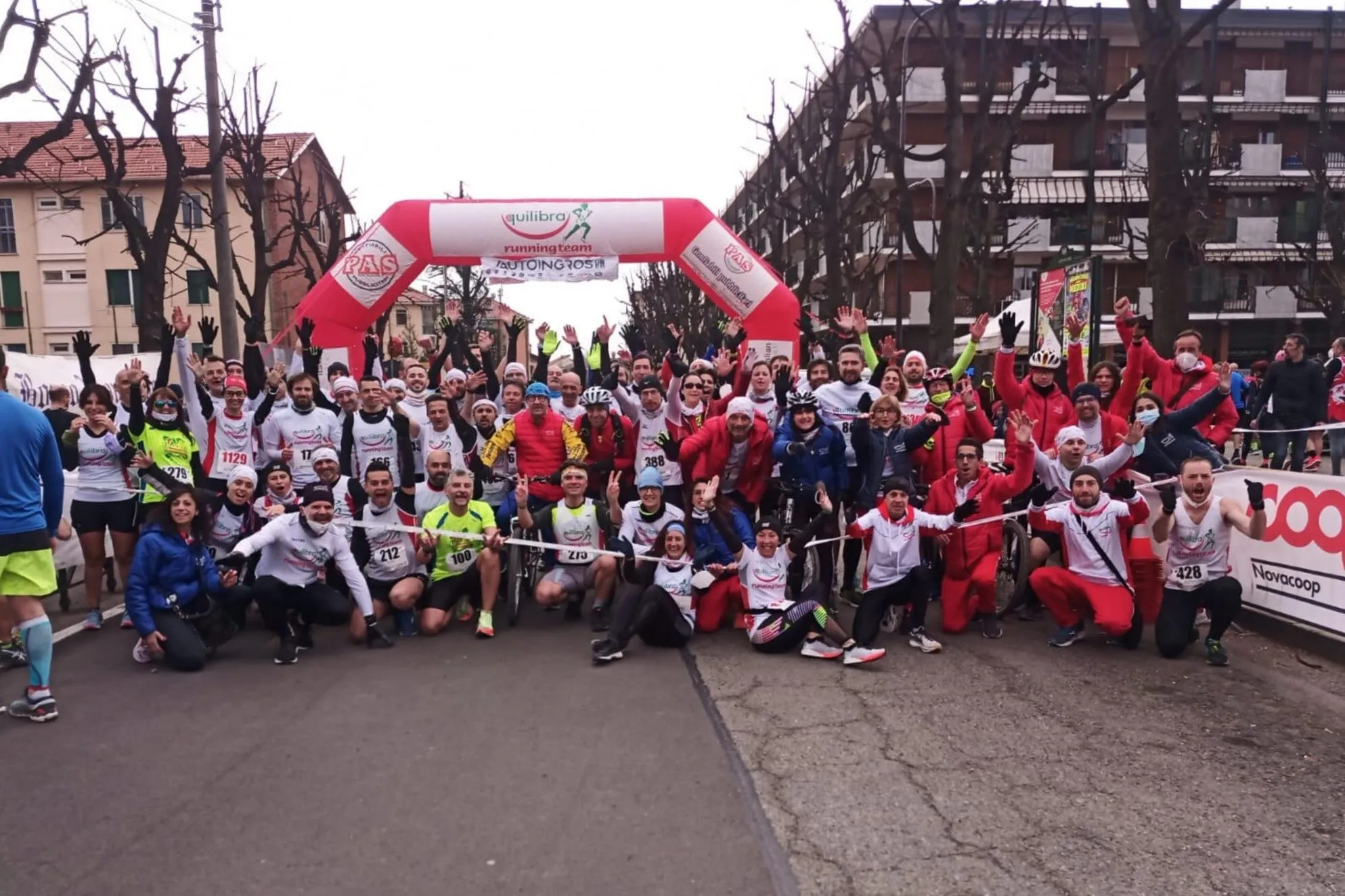 Il gruppo di Equilibra Running Team sotto l'arco d'arrivo