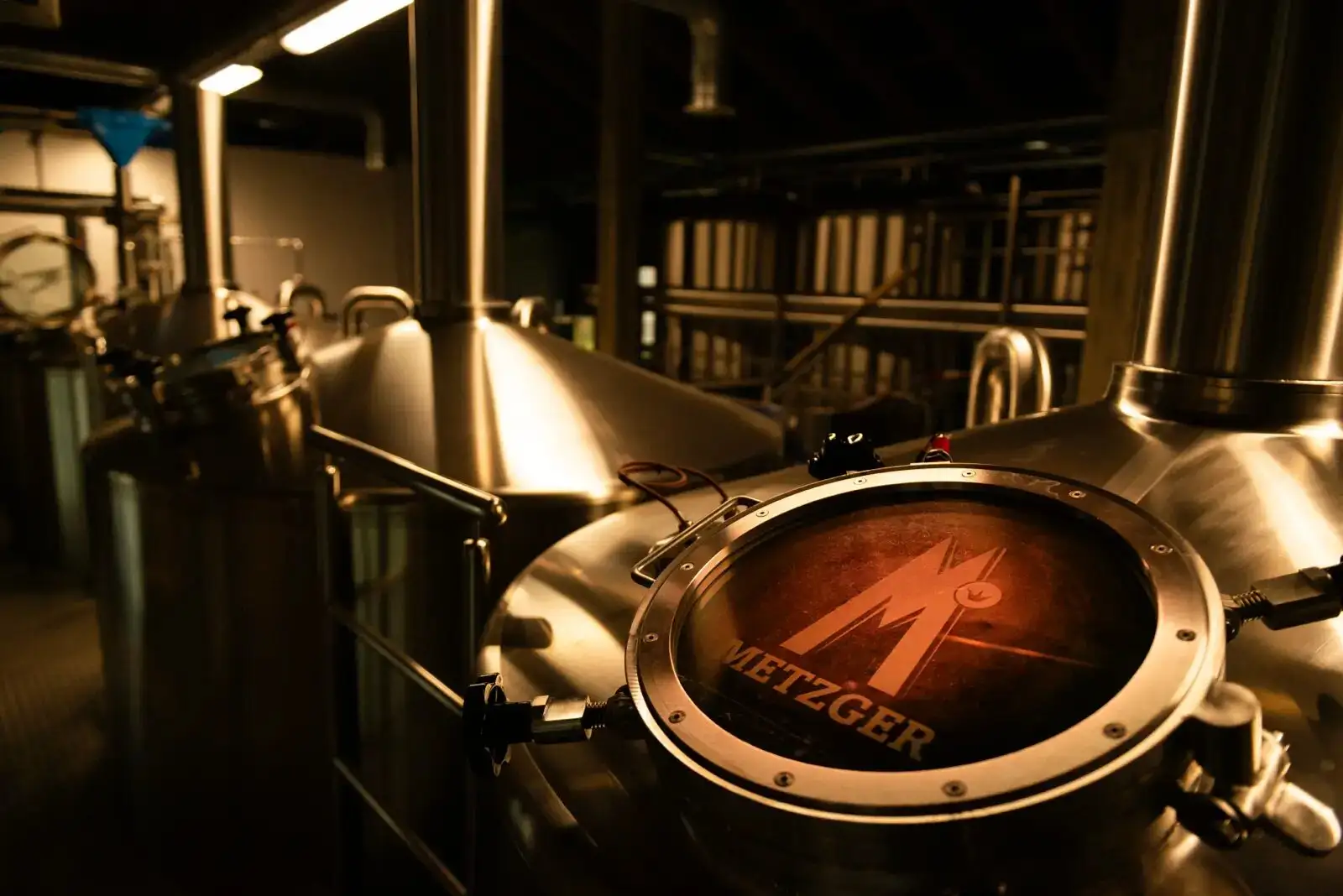 Il tino di cottura del birrificio Metzger con il logo