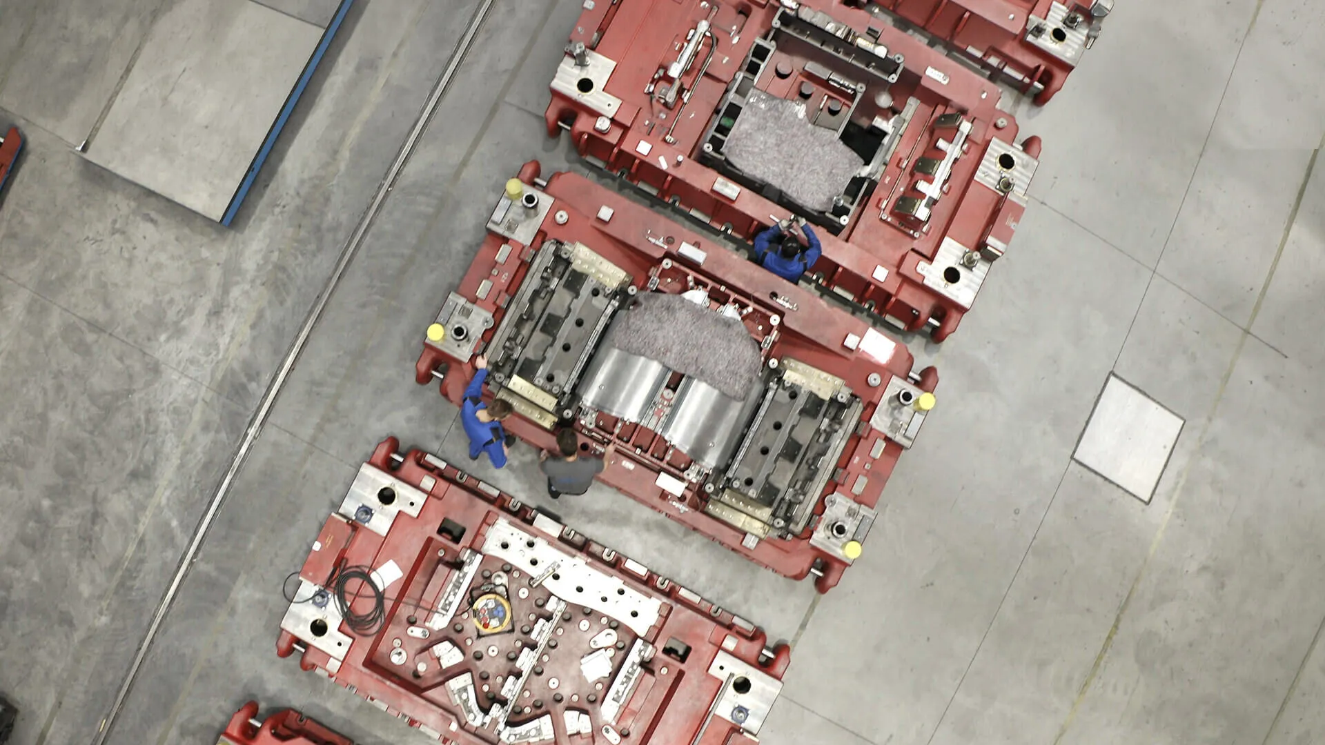 Stampi per l'automotive visti dall'alto sul pavimento di un reparto